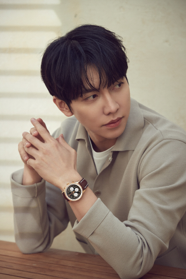 브라이틀링 X 이승기_내비타이머 18K 레드 골드 (2)