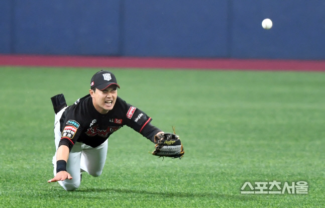 [포토]허공을 가르는 문상철의 글러브