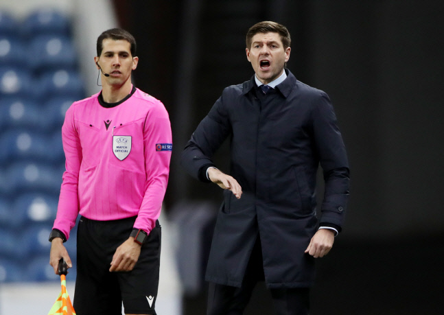 감독 제라드의 빛나는 리더십, '인종차별' 상대 선수에 직접 항의