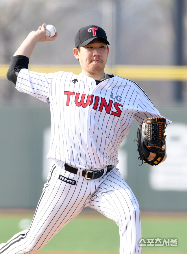 [포토]LG 정찬헌, 진지하게!