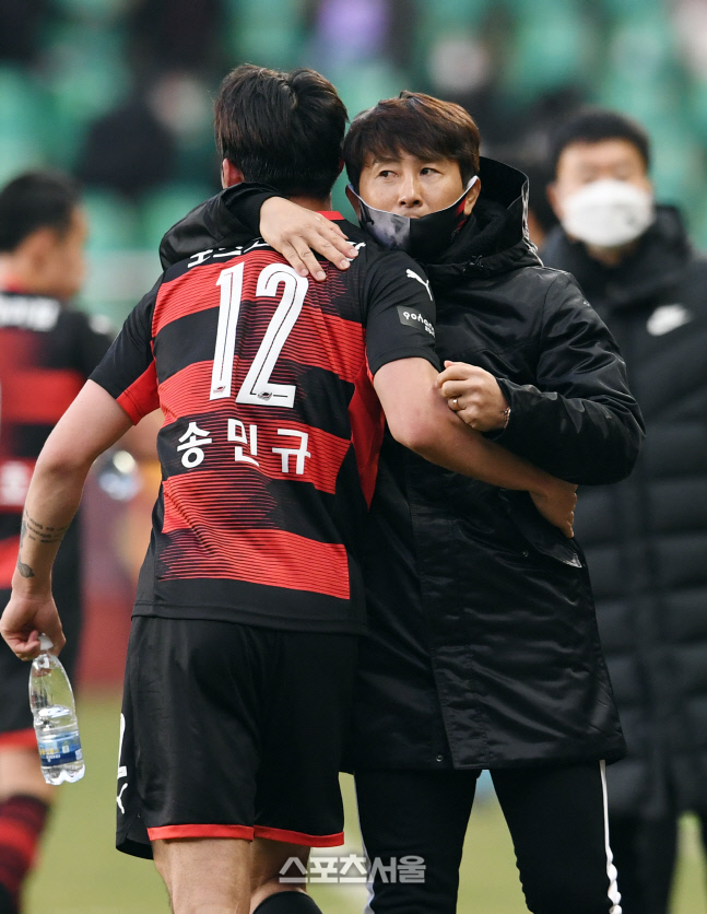 [포토]동점골 송민규와 포옹하는 포항 김기동 감독