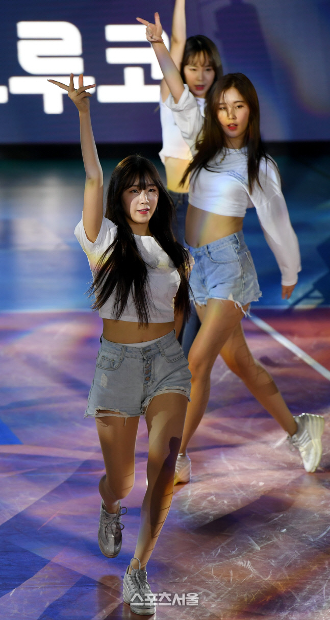 [포토] 치어리더 안지현 '깜찍하게'