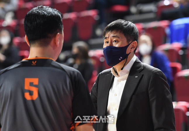 [포토]삼성 이상민 감독, '파울 왜 안 불어줘요?'
