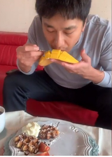 '극단적 시도' 그후 김동성, 수척해진 얼굴로 '먹방'..."많이 먹어" [★SNS]