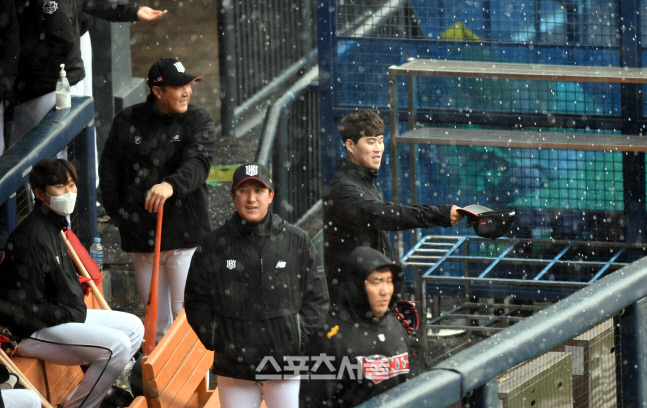 [포토] 황재균 '왠 우박이야?'