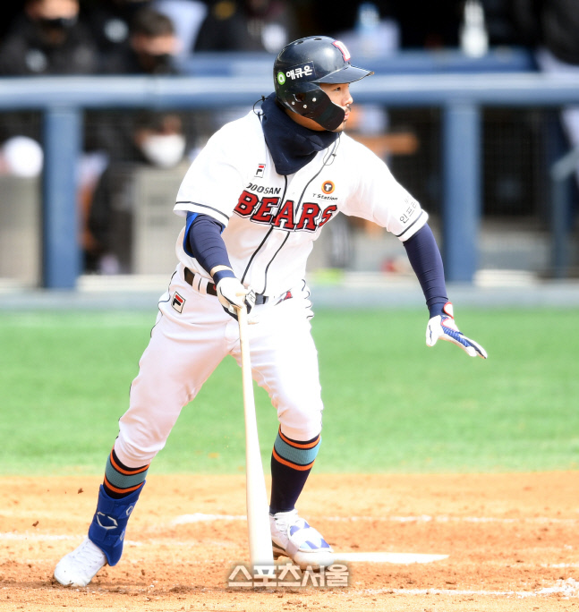 [포토] 내야땅볼 오재원 '잘못 맞았어'