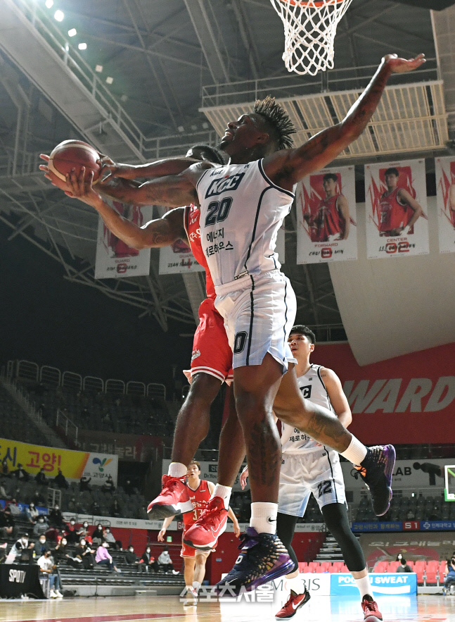 [포토]리바운드 다투는 디드릭 로슨과 라건아(오리온-KCC)