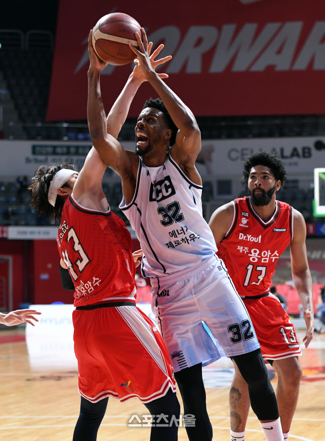 [포토]KCC 헤인즈, 과감한 골밑 공격