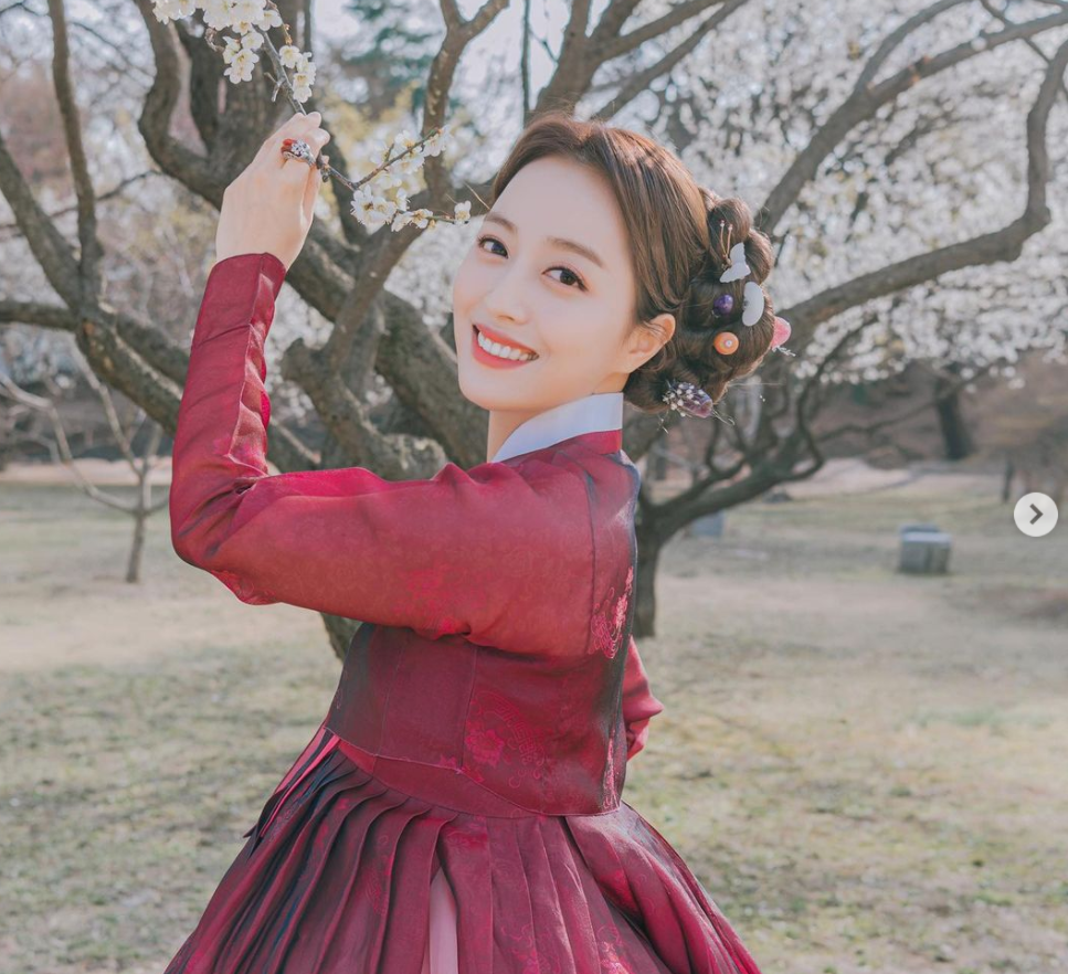 '안경만 벗었을 뿐인데..' 임현주 아나, 절정 미모 한복자태[★SNS]