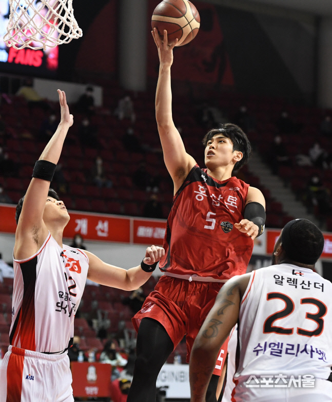 [포토] KGC 변준형, 과감한 레이업!