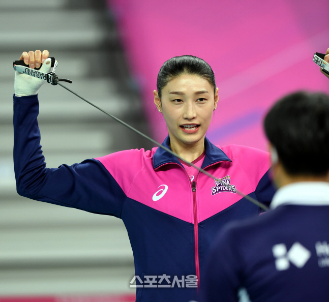[포토] 붕대 감은 김연경 \'정상적인 기량 펼칠까\'