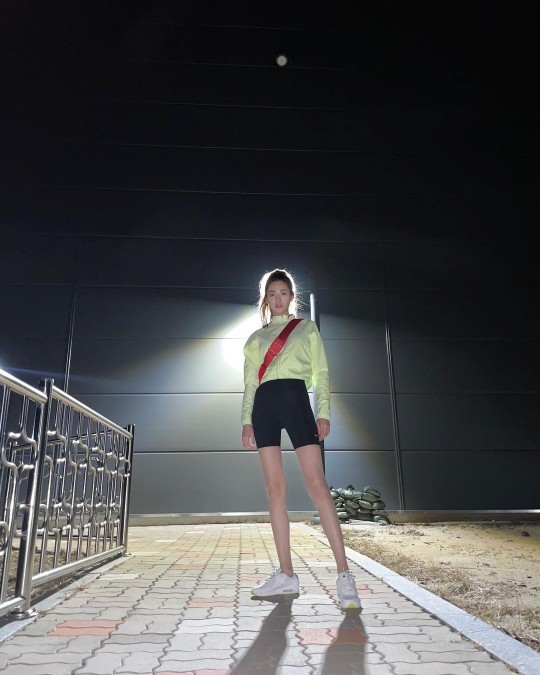 "다리의 끝은 어디?" 나나, 어둠도 밝히는 8등신 몸매+완벽 뒤태  [★SNS]