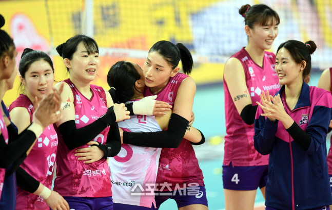 [포토] 김연경 \'도수빈 꼬옥\'