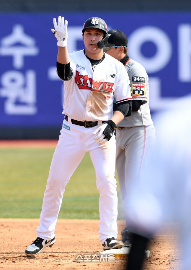 [포토]KT 황재균, 2루타 세리머니