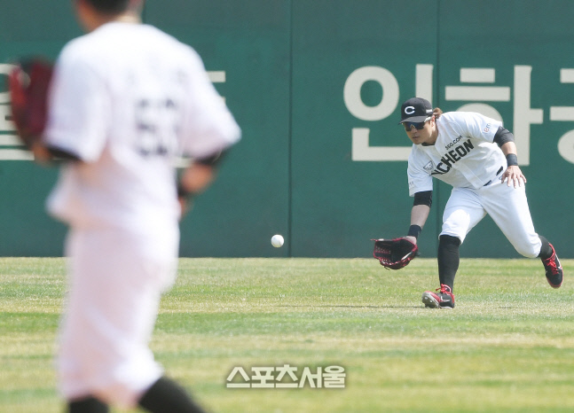 [포토] SSG 추신수의 처 외야 수비, 나만 믿어!