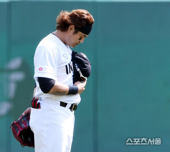 [포토] SSG 추신수, 첫 수비를 준비하며...