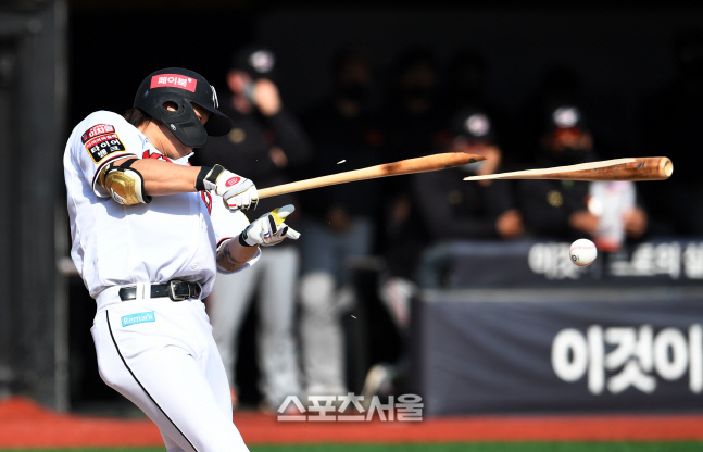 [포토]두 동강 나는 KT 김민혁의 배트