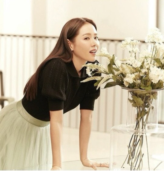 '현빈♥' 손예진, 꽃보다 화사한 미모…이민정 "배우 해도 되겠어"[★SNS]