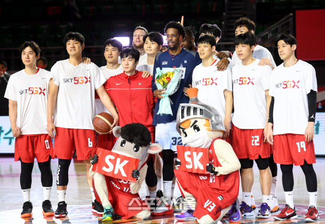 [포토] KCC 헤인즈, 5년간 몸담았던 SK 선수들과 함께...