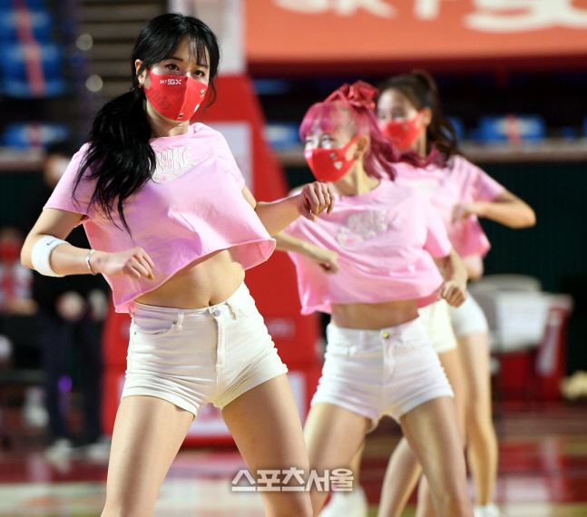 [포토] 농구 코트 후끈 달구는 SK 치어리더