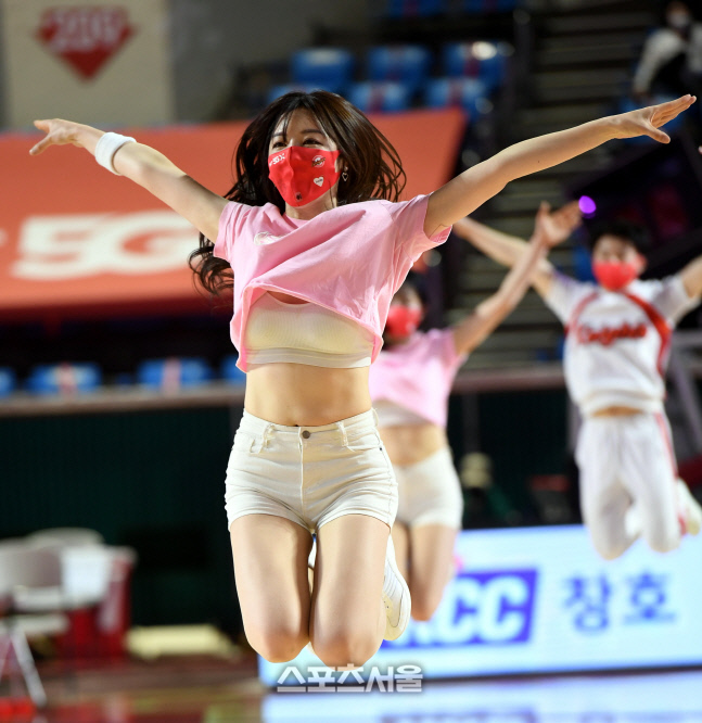 [포토] SK 치어리더 '가볍게 점프'