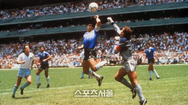 신의 손 장면 더 타임즈 캡쳐