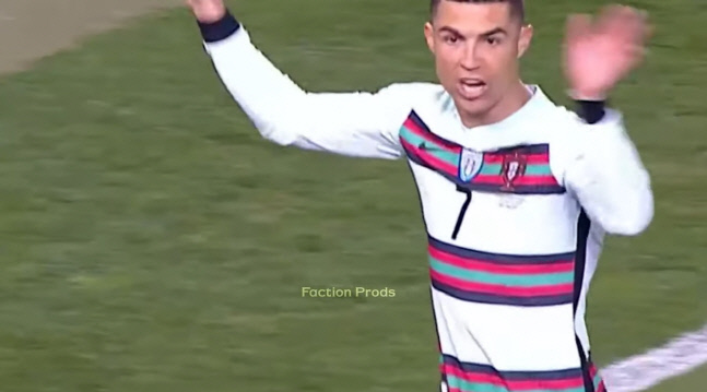 [영상] 호날두, 도둑맞은 골에 분노…주장 완장 던지고 그라운드 이탈