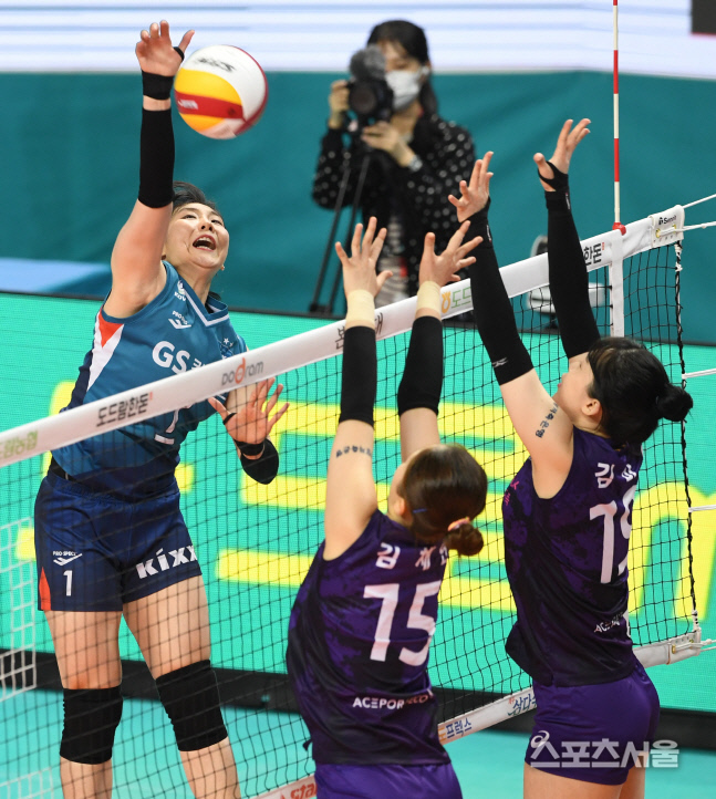 [포토] GS칼텍스 이소영, 2차전도 잡는다!