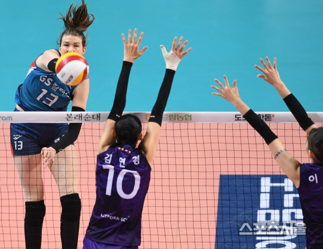 [포토] GS칼텍스 러츠, 막강한 스파이크!