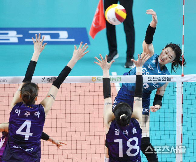 [포토] GS칼텍스 강소휘, 완승을 향한 스파이크!