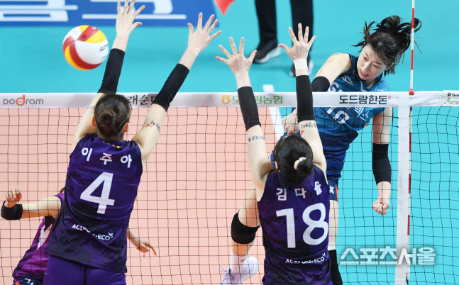 [포토] GS칼텍스 강소휘, 추격 의지를 꺾는 강타!