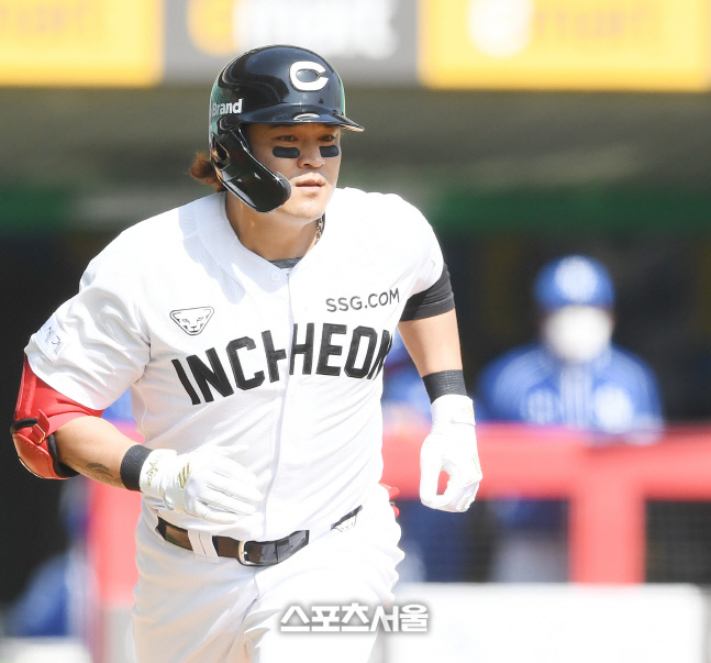 [포토] SSG 추신수, 안타로 나간다!