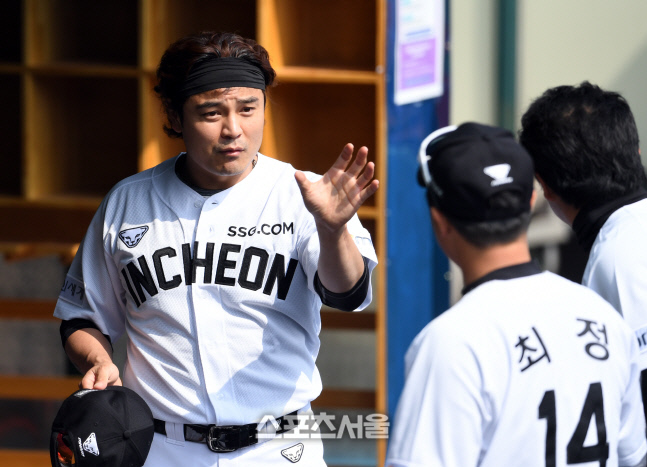 [포토]최정과 이야기 나누는 추신수