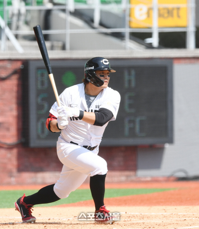 [포토] SSG 추신수, 홈에서...첫 타점!