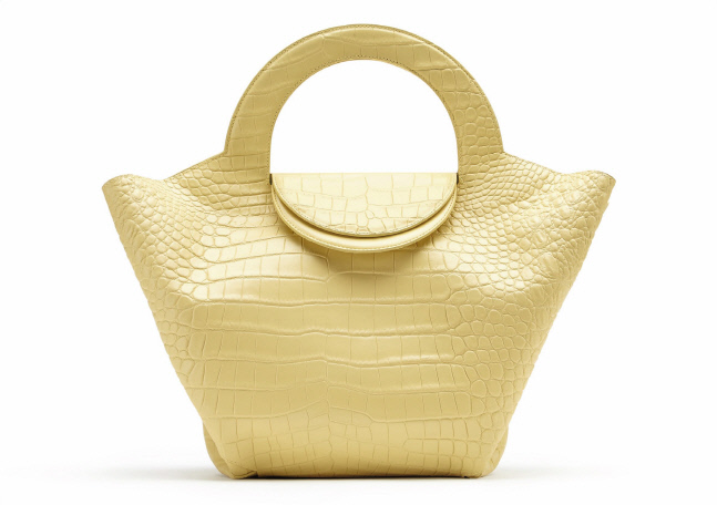 보테가 베네타, 살롱 01 컬렉션 볼륨감이 느껴지는 토트백 '돌' 출시