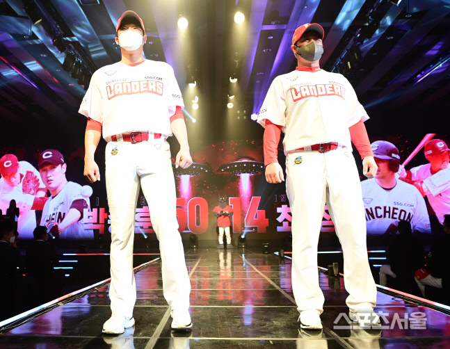 [포토] 박종훈-최정, SSG의 새 유니폼...어떤가요?