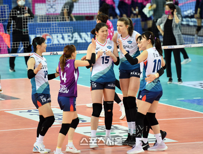 [포토]1-2세트 모두 따낸 GS칼텍스, 우승이 보인다!