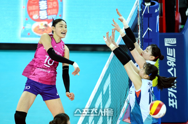 [포토]GS칼텍스의 블로킹 뚫는 흥국생명 김연경