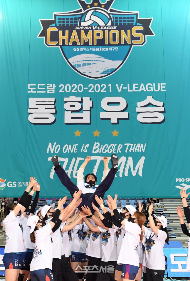 [포토]GS칼텍스 우승, 높이 날아오른 차상현 감독