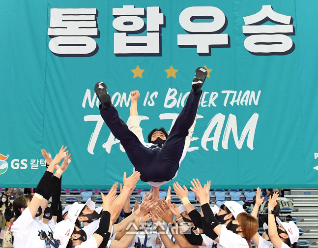 [포토]GS칼텍스 차상현 감독의 우승 헹가래