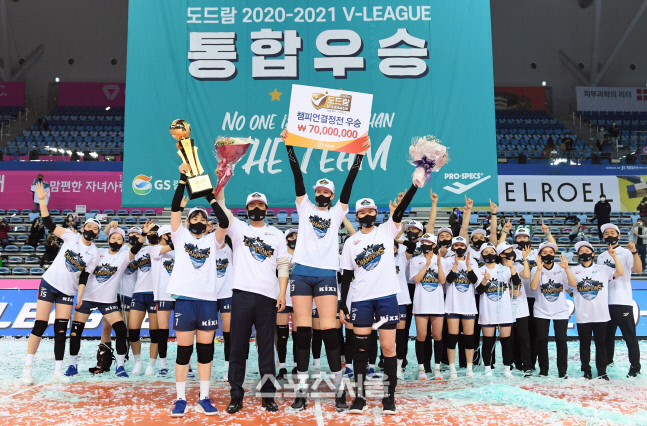 [포토]GS칼텍스, 흥국생명에 3연승 거두며 통합 우승