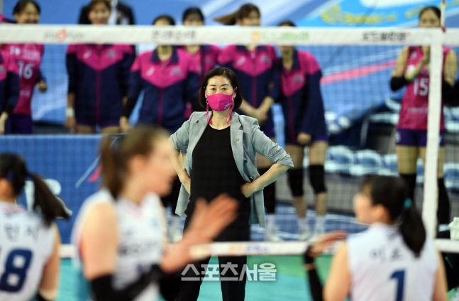 [포토]흥국생명 박미희 감독, 이대로 지면 안 되는데...