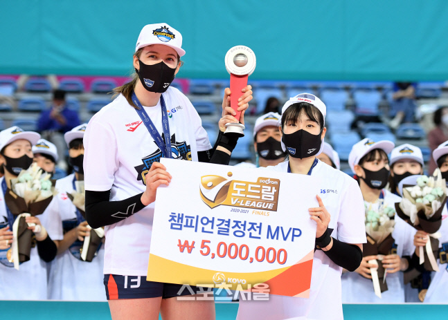 [포토]GS칼텍스 러츠-이소영, 챔피언결정전 공동 MVP