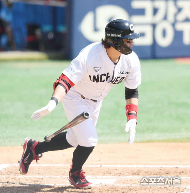 [포토] 추신수, 5회 득점 기회 만드는 안타