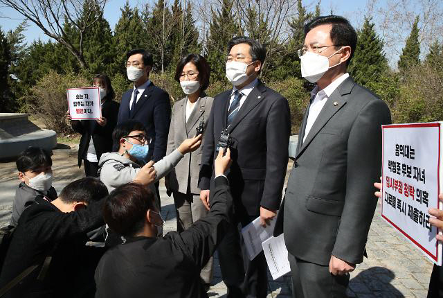 민주당 의원들 홍대 방문해 박형준 부산시장 후보 딸 입시 기록 공개 요구