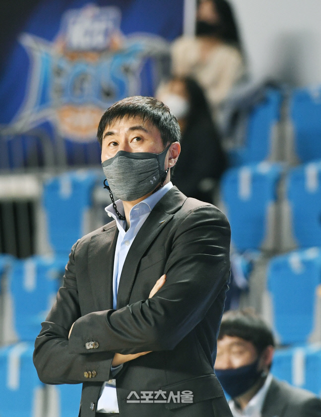 '영원한 전주의 오빠' 이상민 감독 "오래 몸담았던 KCC의 우승 축하해"