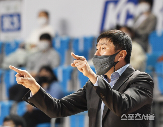 [포토] 삼성 이상민 감독, 6강 희망을 위해...!