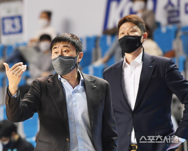 [포토] 삼성 이상민 감독, 좀 더 안쪽으로~