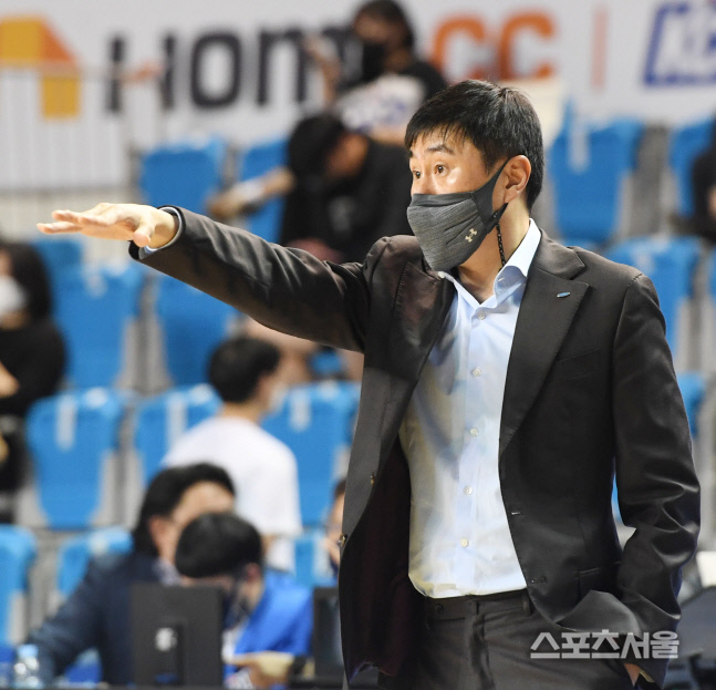 [포토] 삼성 이상민 감독, 차분하게~