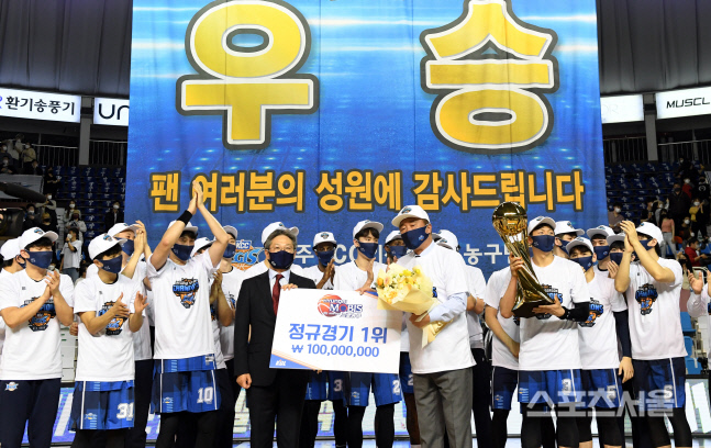 [포토] KCC 전창진 감독, 우승상금 1억원 받았습니다!